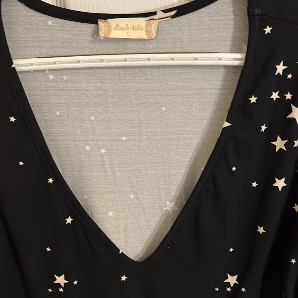 Altar'd State Stars Long Sleeve v-neck High-Low Shirt. Size Large. NWT! - Picture 3 of 9